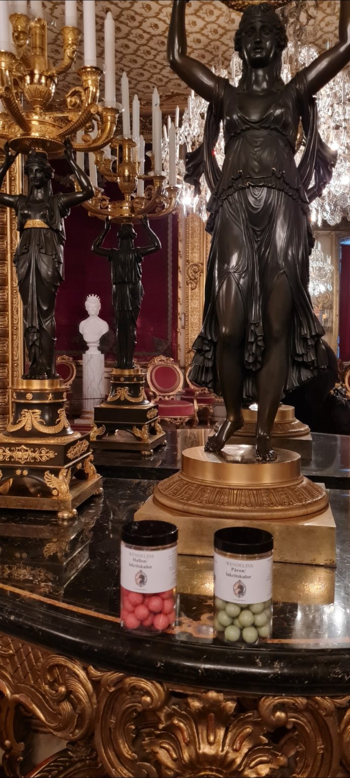 är ser ni kunglig glans i samband med Wendelins godis. Även Wendelins godis har befunnit sig på Stockholms slott och fått sola i kunglig glans.